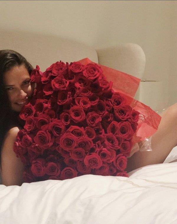 Adriana Lima sevgilisinin aldığı güllerle poz verdi