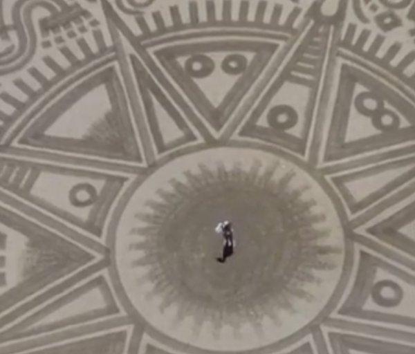 Birkaç saatlik ömrü olan sanat eserleri büyülüyor