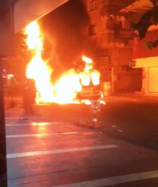 Diyarbakır'da PKK'lılar yolcu minibüsünü yaktı