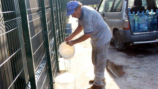Sokak hayvanları için 11 yıldır su taşıyor