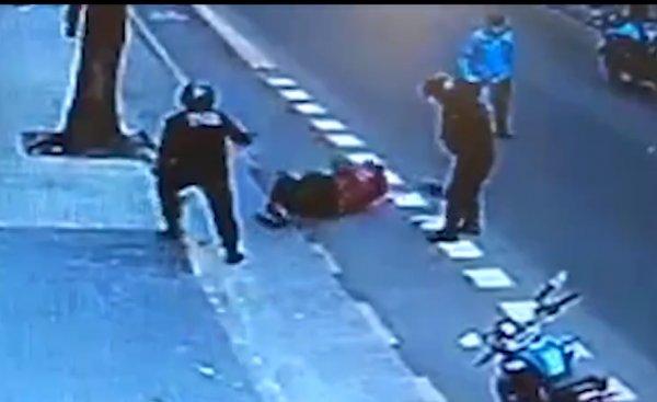 Arjantin'de polisin tekme attığı saldırgan öldü