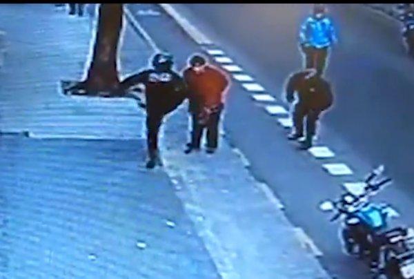 Arjantin'de polisin tekme attığı saldırgan öldü