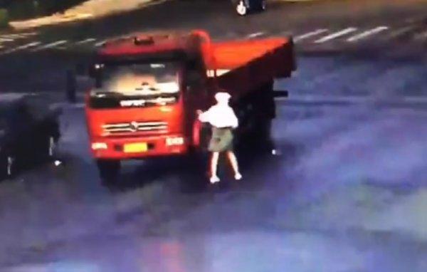 Çin'de kamyonetin altına giren kadının kurtuluşu