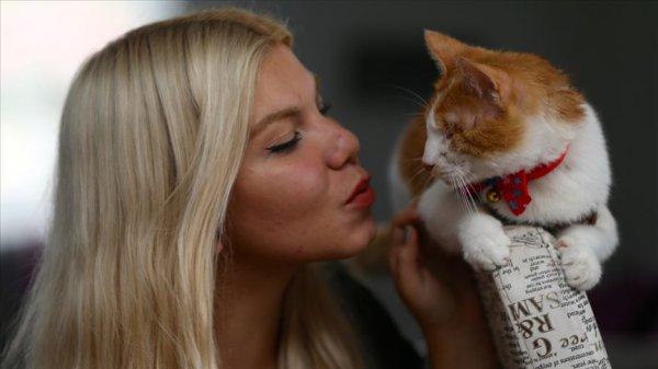 Çöpte bulduğu kör kediyi sahiplendi