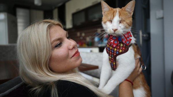 Çöpte bulduğu kör kediyi sahiplendi