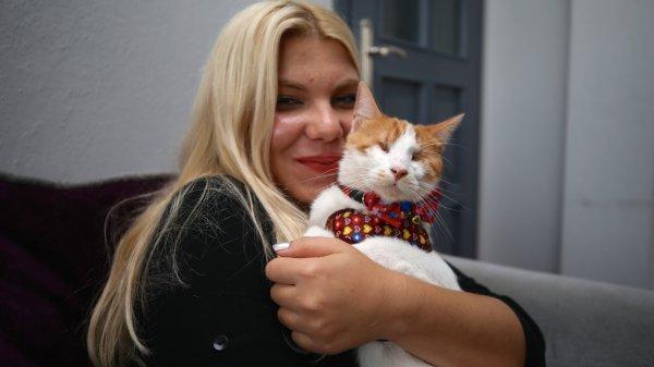 Çöpte bulduğu kör kediyi sahiplendi