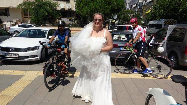 Nikaha bisikletle gidip farkındalık yarattılar