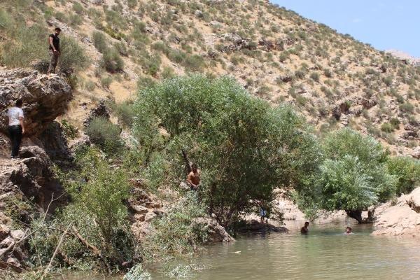 Adıyamanlı gençler serinlemek için havuz yaptırdı