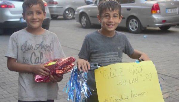 Kağıt toplayan çocuğa bisiklet sürprizi