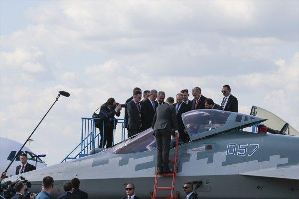 Cumhurbaşkanı Erdoğan, SU-57'yi inceledi
