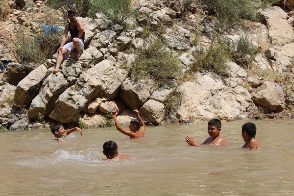 Adıyamanlı gençler serinlemek için havuz yaptırdı