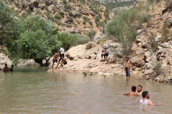 Adıyamanlı gençler serinlemek için havuz yaptırdı