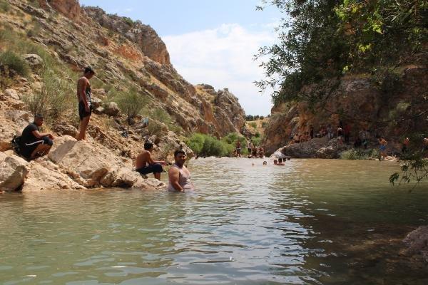 Adıyamanlı gençler serinlemek için havuz yaptırdı