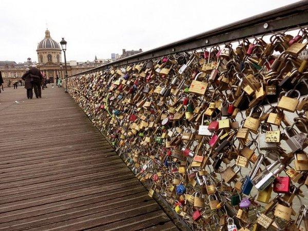 Taksim Meydanı'ndaki asma kilitler ilgi çekiyor