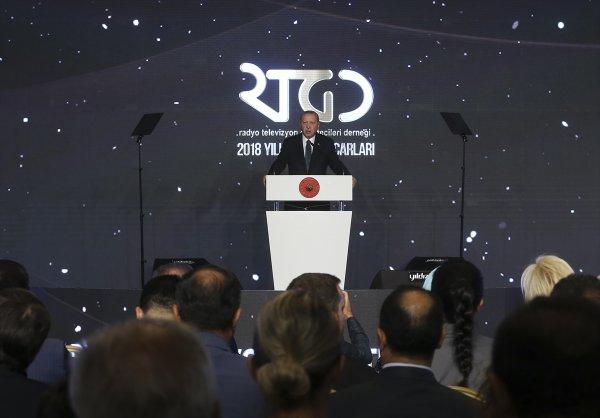 Erdoğan: Tüm fikirlerin temsil edildiği bir basın arzu ediyoruz