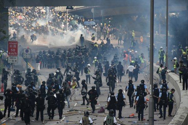 Hong Kong'da protestoculara gözaltılar