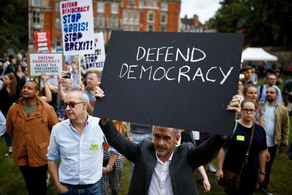 İngiltere'de halk sokakta