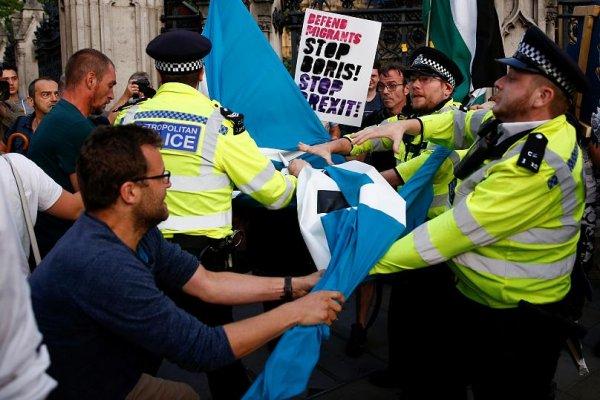 İngiltere'de halk sokakta