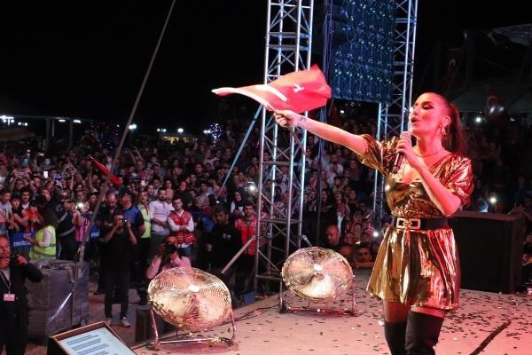 İrem Derici konserinde faciadan dönüldü