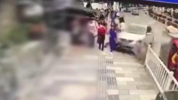 Çinli sürücünün kaldırımdaki yayaları ezdiği an