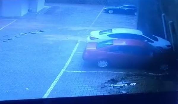 Rize'de sitenin istinat duvarı 4 aracın üstüne devrildi