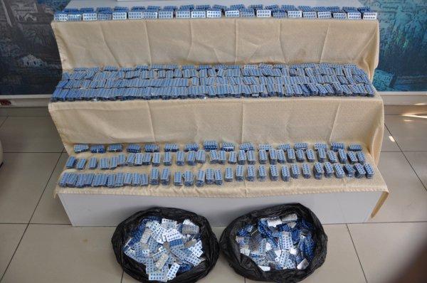 Hatay'da otomobilin içinden 49 bin 730 adet hap çıktı