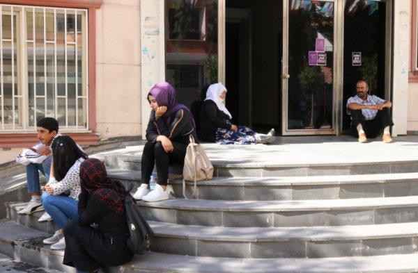 Diyarbakır HDP binası önünde oturma eylemi