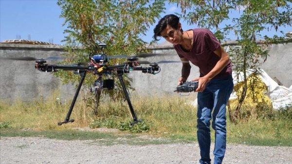 Hakkarili genç, hurda malzemelerle drone yaptı