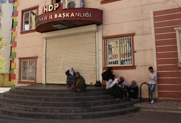 Diyarbakır'da ailelerin eylemi üzerine HDP kepenk kapattı