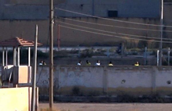 YPG’li teröristler sınırda görüntülendi