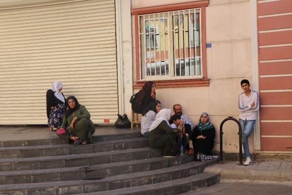 Diyarbakır'da ailelerin eylemi üzerine HDP kepenk kapattı