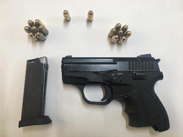 Ayrıldığı eşinin evine silahla girerken yakalandı