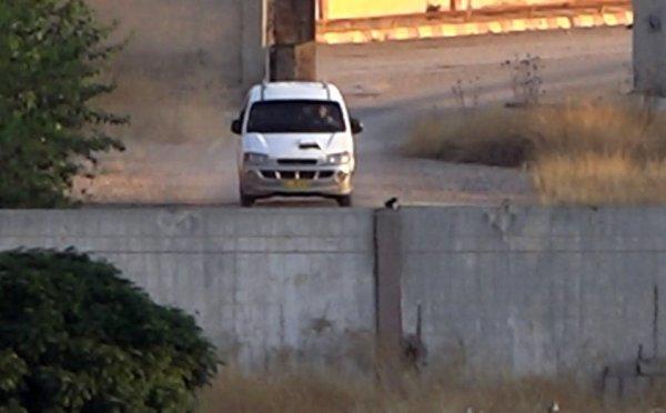 YPG’li teröristler sınırda görüntülendi