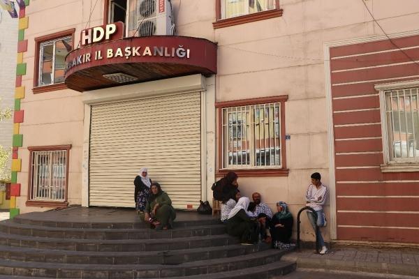 Diyarbakır'da ailelerin eylemi üzerine HDP kepenk kapattı