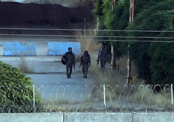 YPG’li teröristler sınırda görüntülendi