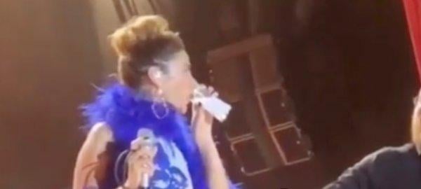 Sıla sahnede rakı içti