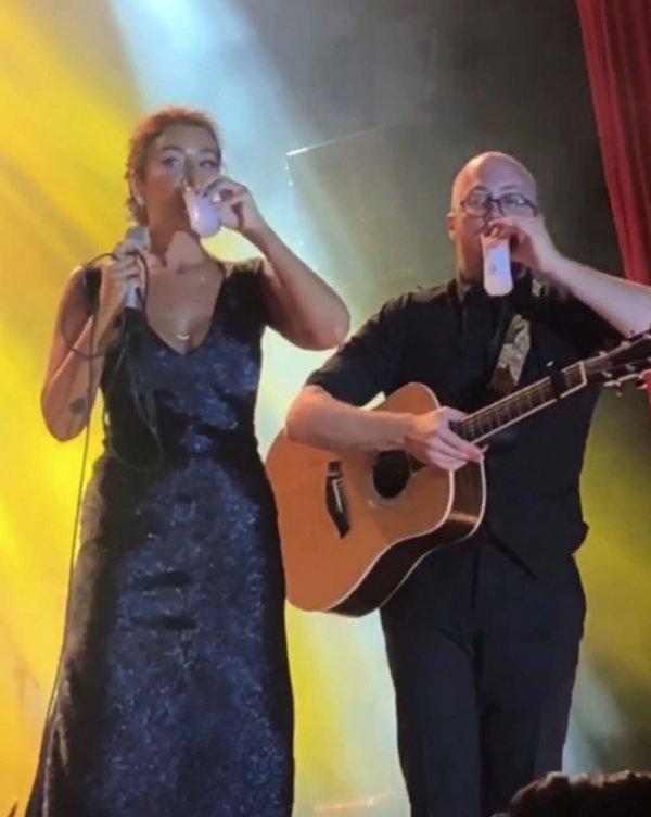 Sıla sahnede rakı içti