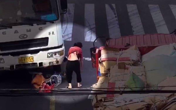 Çin'de motosikletli kadının mucize kurtuluşu