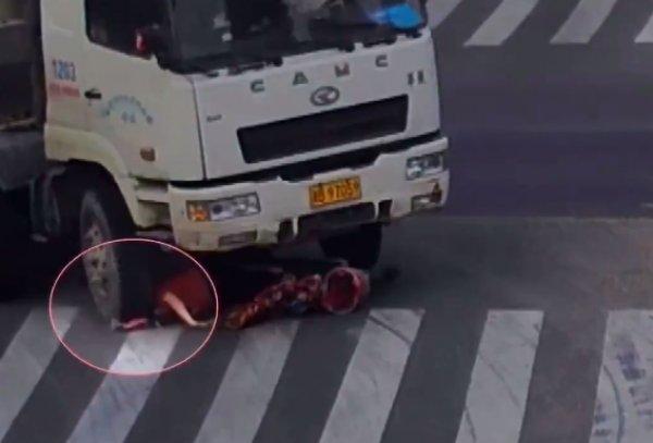 Çin'de motosikletli kadının mucize kurtuluşu