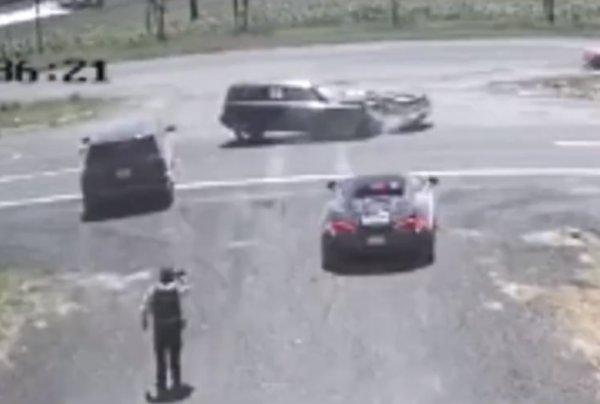 Meksika'da cip, çarptığı lüks aracı ikiye böldü