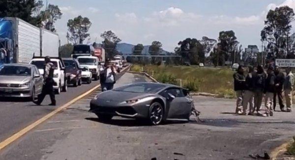 Meksika'da cip, çarptığı lüks aracı ikiye böldü