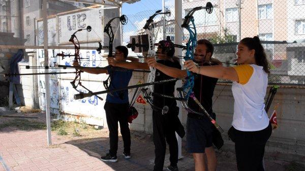 Okçuluk sayesinde dikkat eksikliğini yendi