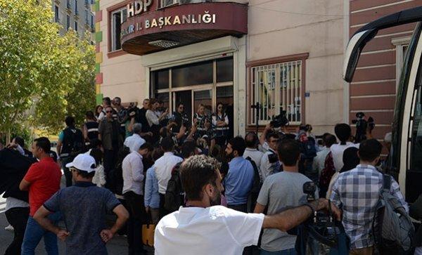 HDP binasının önünde eylem yapan aileler koruma altında
