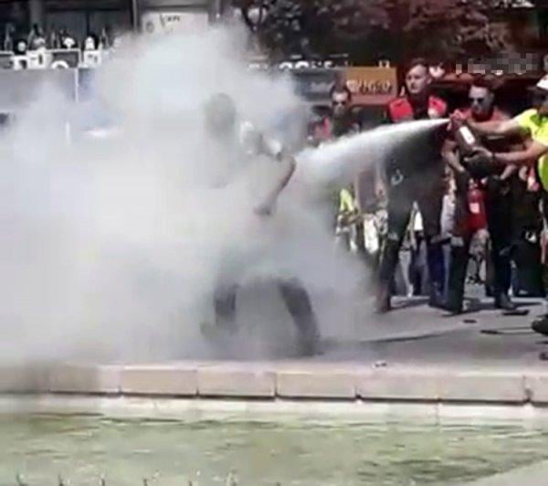 Ankara'nın göbeğinde üstüne benzin döküp kendini yaktı