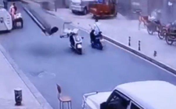 Patlayan benzin istasyonunun parçaları ölüme neden oluyordu