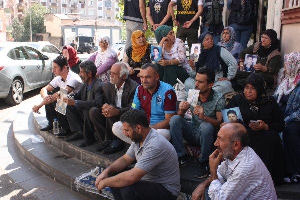 Diyarbakır'da HDP binası önünde Türk bayrağı açıldı