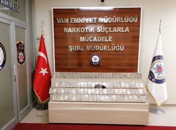 Narkotik köpeği 'Kara' 50 kilo eroin buldu