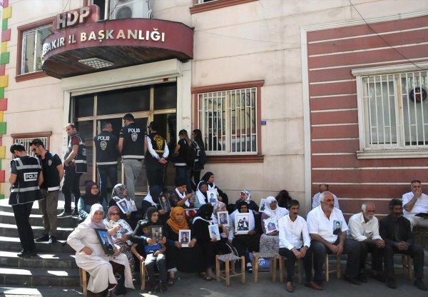 Diyarbakır'daki ailelerin oturma eylemi 11'inci gününde