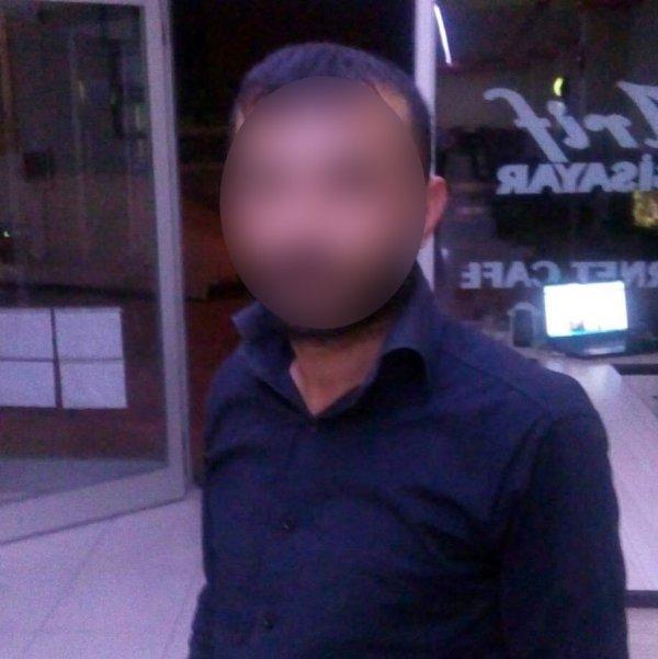 Av tüfeğiyle vurduktan sonra, oturup başında sigara içti