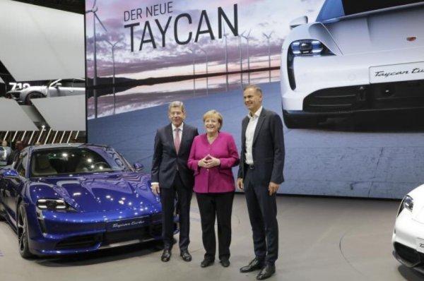 Angela Merkel, Frankfurt Otomobil Fuarı’nı açtı